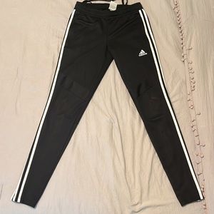 Barely worn. In good condition, no stains or holes. Very comfortable to wear.